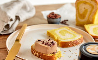 Happy Foie, die bio-zertifizierte Alternative zu konventioneller Foie Gras ohne Stopfen, auf Marmorbrot mit Kakaonibs