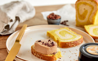 Happy Foie, die bio-zertifizierte Alternative zu konventioneller Foie Gras ohne Stopfen, auf Marmorbrot mit Kakaonibs