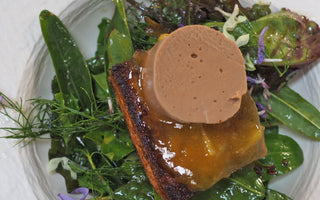 Happy Foie Finesse auf Wildkräutersalat mit fruchtigem Orangengel