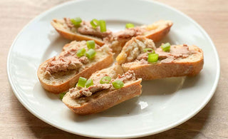 Happy Foie, die bio-zertifizierte Alternative zu konventioneller Foie Gras ohne Stopfen, auf Baguette mit Frühlingszwiebel