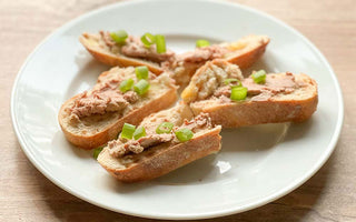Happy Foie, die bio-zertifizierte Alternative zu konventioneller Foie Gras ohne Stopfen, auf Baguette mit Frühlingszwiebel